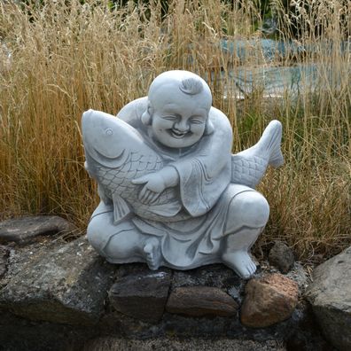 Massive Steinfigur lustiger Mönch Buddha mit Koi Fisch Mönch Steinguss frostfest