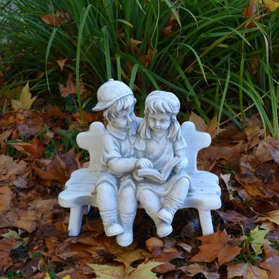 Massive Steinfigur Mädchen und Junge mit Bank Gartenfigur Steinguss frostfest