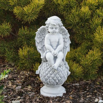 Massive Steinfigur Engel auf Kugel Gartendeko Raumdeko aus Steinguss frostfest