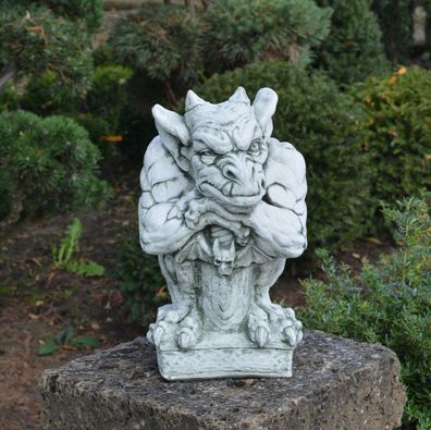 Massive Steinfigur Gargoyle mit Schwert Torwächer aus Steinguss frostfest (Gr. 39 cm)