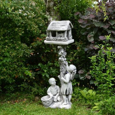 Massive Statue Steinfigur Junge und Mädchen mit Vogelhaus Steinguss frostfest