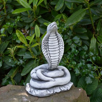 Massive Steinfigur Schlange Kobra Giftnatter Tierfigur aus Steinguss frostfest