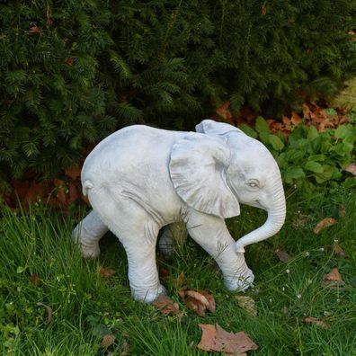 Massive Steinfigur afrikanischer Elefant Baby Weibchen aus Steinguss frostfest