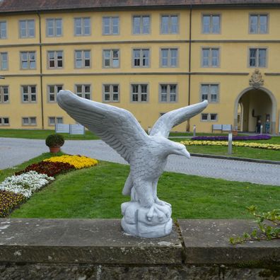 Massive Steinfigur riesiger Stein Adler Vogel aus Steinguss frostfest Steinadler