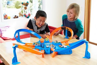 Mattel Hot Wheels - Criss Cross Crash, Trackset mit einem Fahrzeug DTN42