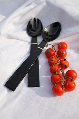 Salatbesteck TOPINA aus schwarzem Büffelhorn mit weißem Ring am Griffanfang
