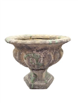 Französische Vase, Barocke Krater Vase, Garten Amphore aus bemooster Keramik