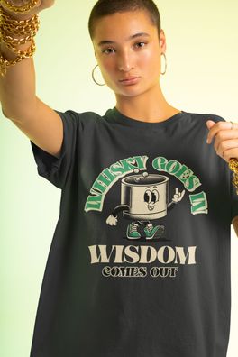 Bio Damen T-Shirt Oversize Funny Spruch: Whisky Goes in Wisdom comes out