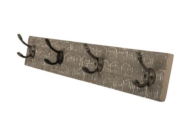 bhp Wandgarderobe aus Holz braungrau gemustert mit 4 Metallhaken, Front geschnitzt
