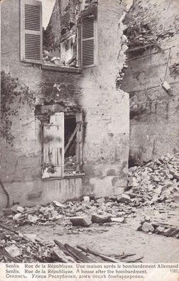 Postkarte WWI Senlis. Rue de la Republique. Une maison apres le bombardement