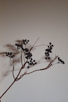 Beerenzweig künstlich, 4-fach verzweigt 55 cm hoch, Lavendel-Grau, Kunstblumen
