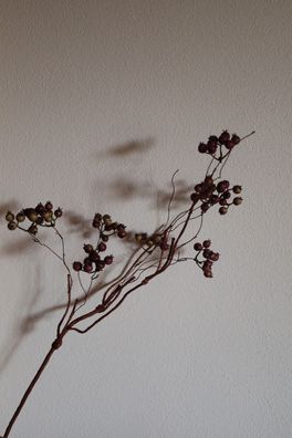 Beerenzweig künstlich, 4-fach verzweigt 55 cm hoch, Lila-Grau, Kunstblumen
