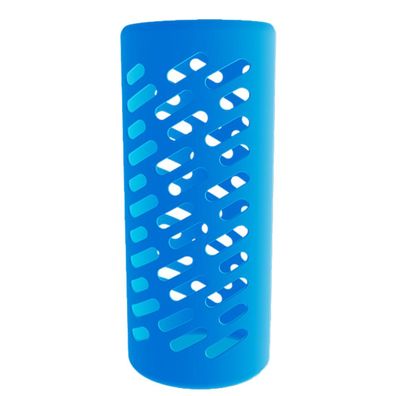 Schützende Silikonhülle für Wasserflaschen, isoliert, blau