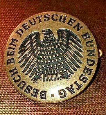 Abzeichen mit Nadel " BESUCH BEIM Deutschen Bundestag " Messing guter Zustand