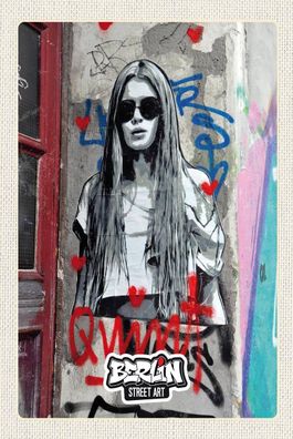 Holzschild 18x12 cm - Berlin schwarz weiß Graffiti Frau