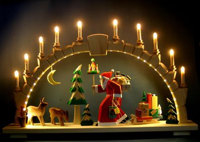 Großer 90cm LED Schwibbogen Weihnachtsmann & Geschenkeschlitten geschnitzt Erzgebirge
