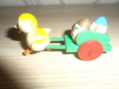 Osterdekoration -Küken mit Wagen