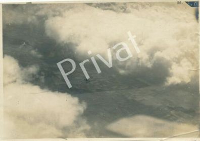 Foto WK I, Luftaufnahme Doppeldecker wolkiger Himmel B 1.81