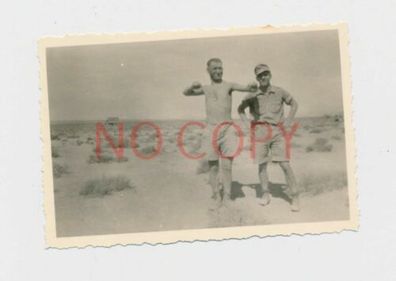 Foto WK 2 Afrikakorps Soldaten halbnackt sportlich in der wüste #11