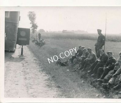 Foto WK 2 Soldaten am Straßenrand, technisches Gerät Polen B 1.81