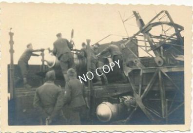 Foto WK 2 Soldaten präparieren Bomben B 1.82