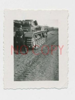 Foto WK2 Panzer Soldat vor Panzer IV mit Orden #30