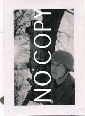 Foto WK 2 - Soldat mit Stahlhelm am Scherenfernrohr X29