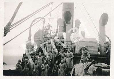 Foto WK II Wehrmacht Soldaten Schiff Fahrt nach &Oslash; len 1940 Norway L1.45