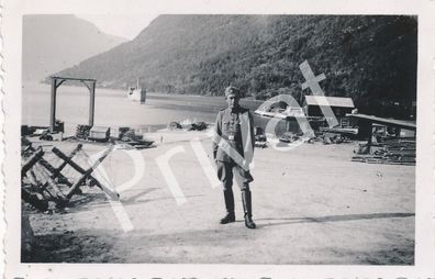 Foto WK II Wehrmacht Soldat am Hafen Kinsarvik Abreise nach Odda Norway L1.45