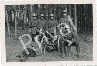 Foto WK II Wehrmacht Soldaten mit Geschütz Uniform Stahlhelm Norway L1.45