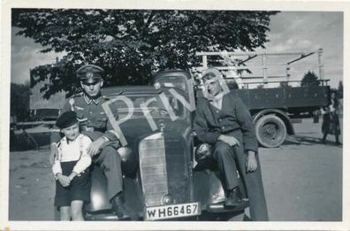 Foto WK II, PKW Mercedes WH 66467 Soldaten mit Kind Uniform 9/39 B 1.73