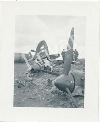 Foto WK II, Flugzeugwracks Soldaten Propeller B 1.73