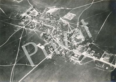 Foto WK I Luftaufnahme Kleinstadt Strassenzüge Militärzüge Felder France L1.49