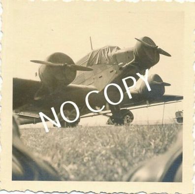 Foto WK II Militärflugzeug Junkers Ju 52 Flugzeugtyp abgedeckt schutz B 1.29