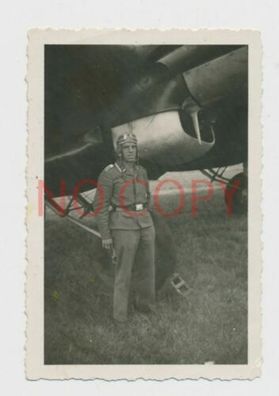 Foto WK II, LW Flugzueg Pilot vor seiner Maschine #29