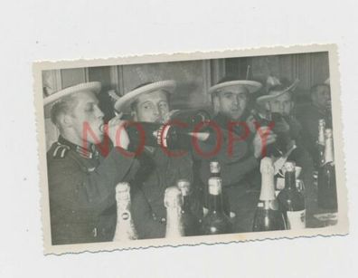 Foto WK 2 Soldaten Feiern mit Pommery Champagner #36