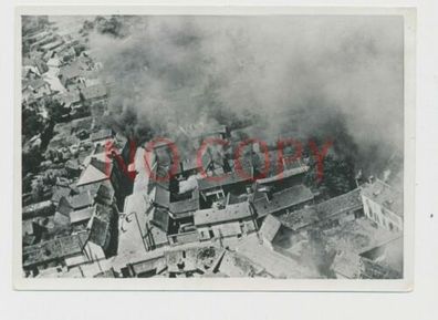 Foto WK2 France Stuka Angriff ville en feu sur la Somme #31