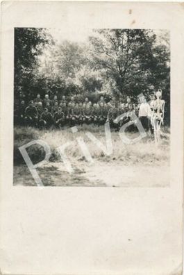 Foto WKII Soldaten II. Zug Entgiftungskompanie mit Dr. Brauner Ostfeldzug F1.9