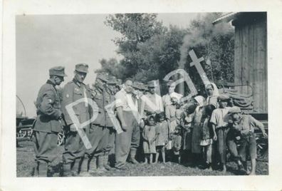 Foto WKII Gebirgsjäger Regiment 100 Soldaten Soldaten Kinder Zivilisten A1.84