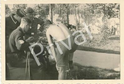 Foto WKII Soldaten Wehrmacht reparieren technisches Gerät A1.85