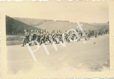 Foto WKII Soldaten Wehrmacht marschieren Frankreich border Luxemburg A1.86