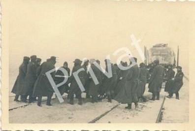 Foto WK II Soldaten Wehrmacht Winter Bahngleis gefrorener Zug Ostfront A1.63