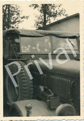 Foto WK II Militärfahrzeug mit Einschusslöchern A1.34