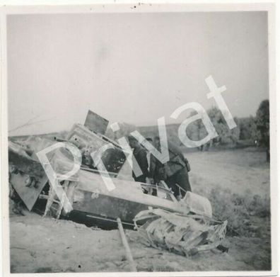 Foto WK II Soldaten Wehrmacht zerstörter Panzer tank r&eacute; servoir A1.39