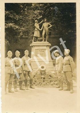 Foto WK2 Soldaten Wehrmacht Denkmal mit Kanone A1.60