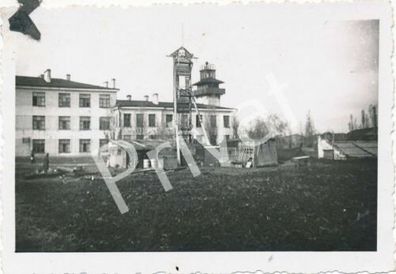 Foto WK II Wehrmacht Luftwaffe Kaserne Baracken Holzturm Polen Polska F1.21