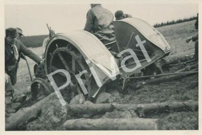 Foto WKII Wehrmacht Soldaten Fahrzeug steckt fest Schlamm Polen Poland F1.22