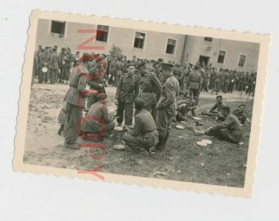 Foto WKII Gefangene POW Soldaten werden versorgt #40