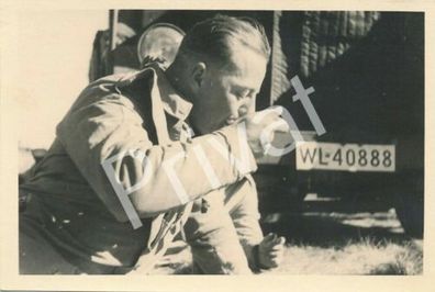 Foto WKII Soldat Pilot Wehrmacht Luftwaffe Mittagspause KFZ Schlesien PolenF1.24