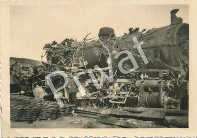 Foto WK II SoldatWrack Lokomotive nach Beschuss Zerstörung Ostwall F1.26